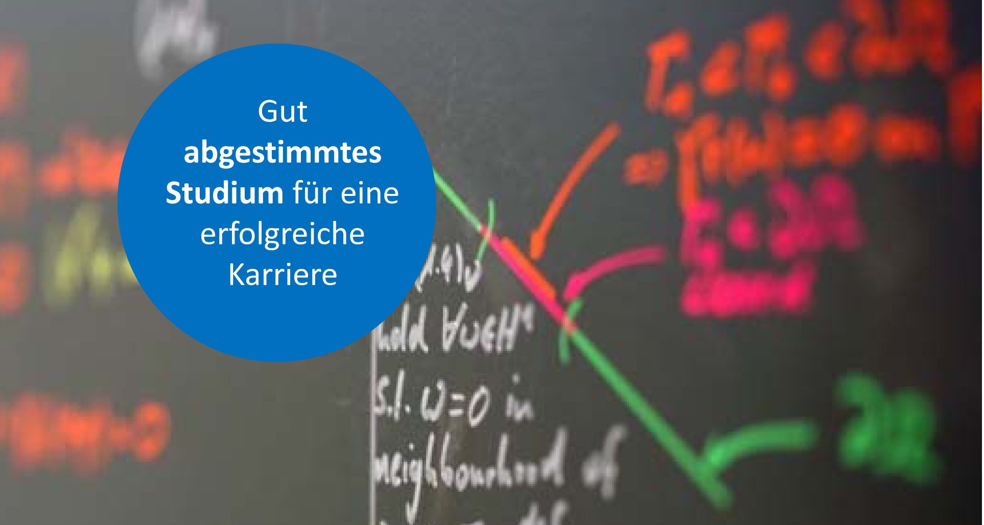 Tafel mit Text: Gut abgestimmtes Studium für eine erfolgreiche Karriere