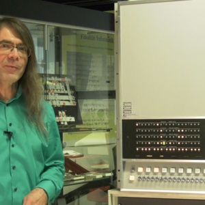 Klemens Krause mit einigen Exponaten des Computermuseums