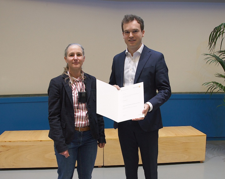 Presentation of the Wilhelm and Else Heraeus Dissertation Prize: f.l. Prof Daghofer and Graduate Award Winner Dr Julian Kast