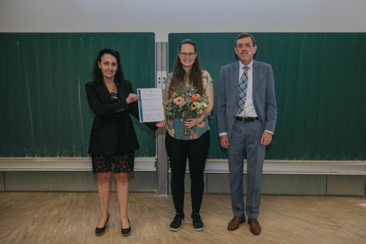 Dr. Garcia Lamanna (Equal Opportunity Officer of the University of Stuttgart), the award winner Annika Belz, Prof. Manfred Bischoff (Prorector for Research and Young Academics)