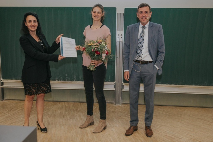 Dr. Garcia Lamanna (Equal Opportunity Officer of the University of Stuttgart), the award winner Jessica Renz, Prof. Manfred Bischoff (Prorector for Research and Young Academics)