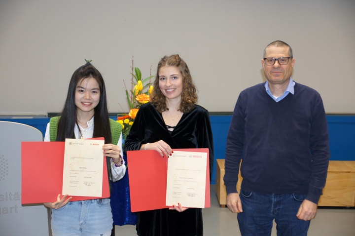 Absolventenpreis Mathematik: Hon.-Prof. Iben (Bosch) mit den Bosch-Preisträgerinnen Jiahui Wang undSaskia Kemmer