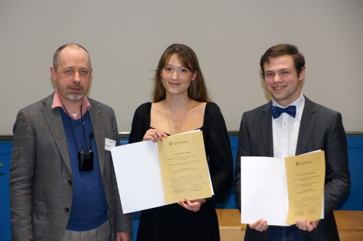 Lehramtspreis der Fakultät 8: Studiendekan Jens Wirth mit Preisträgerin Sandra Kim Kappl und Preisträge Lukas Blessing