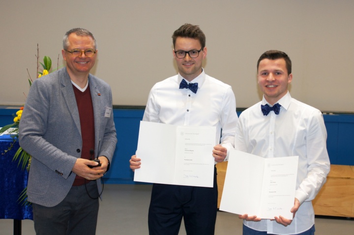 Prodekan Harald Gießen mit den Preisträgern Johannes Mögerle und Julius Fischer 