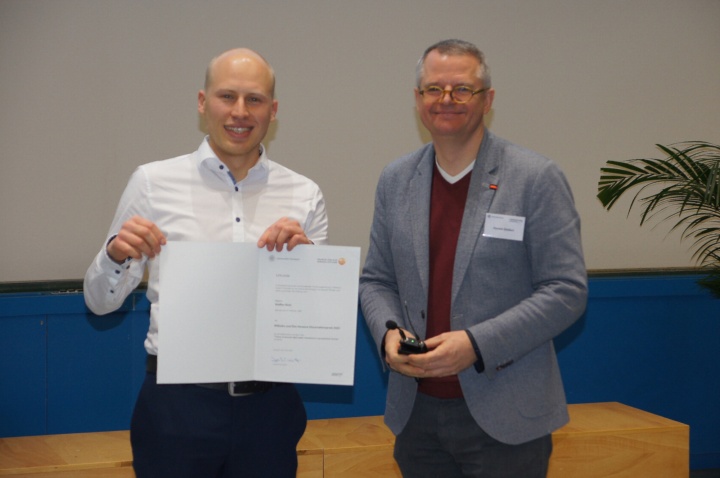 Wilhelm und Else Heraeus-Dissertationspreis: Steffen Both mit Prodekan Harald Gießen