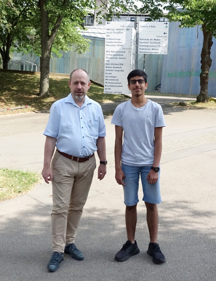 Prof. Jens Wirth and "jugend forscht"-prize winner A. Kumar
